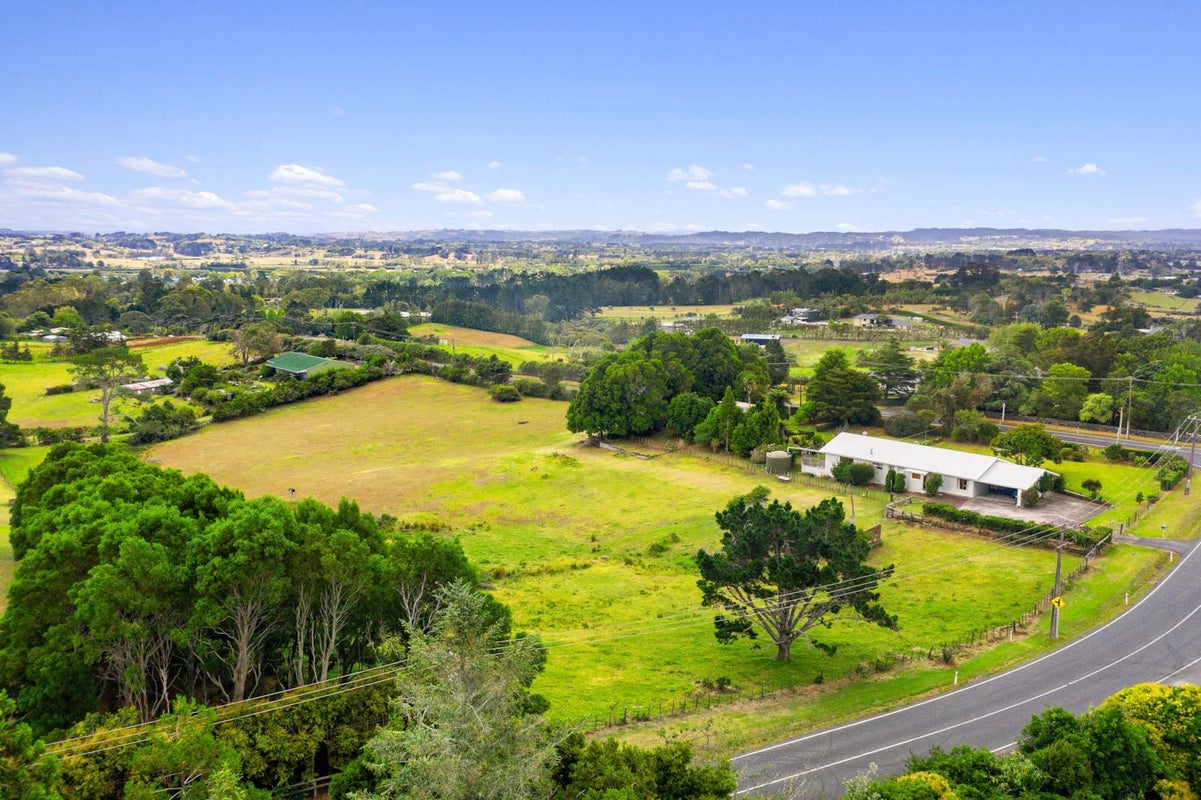318 Red Hills Road, Henderson - Carousel 1