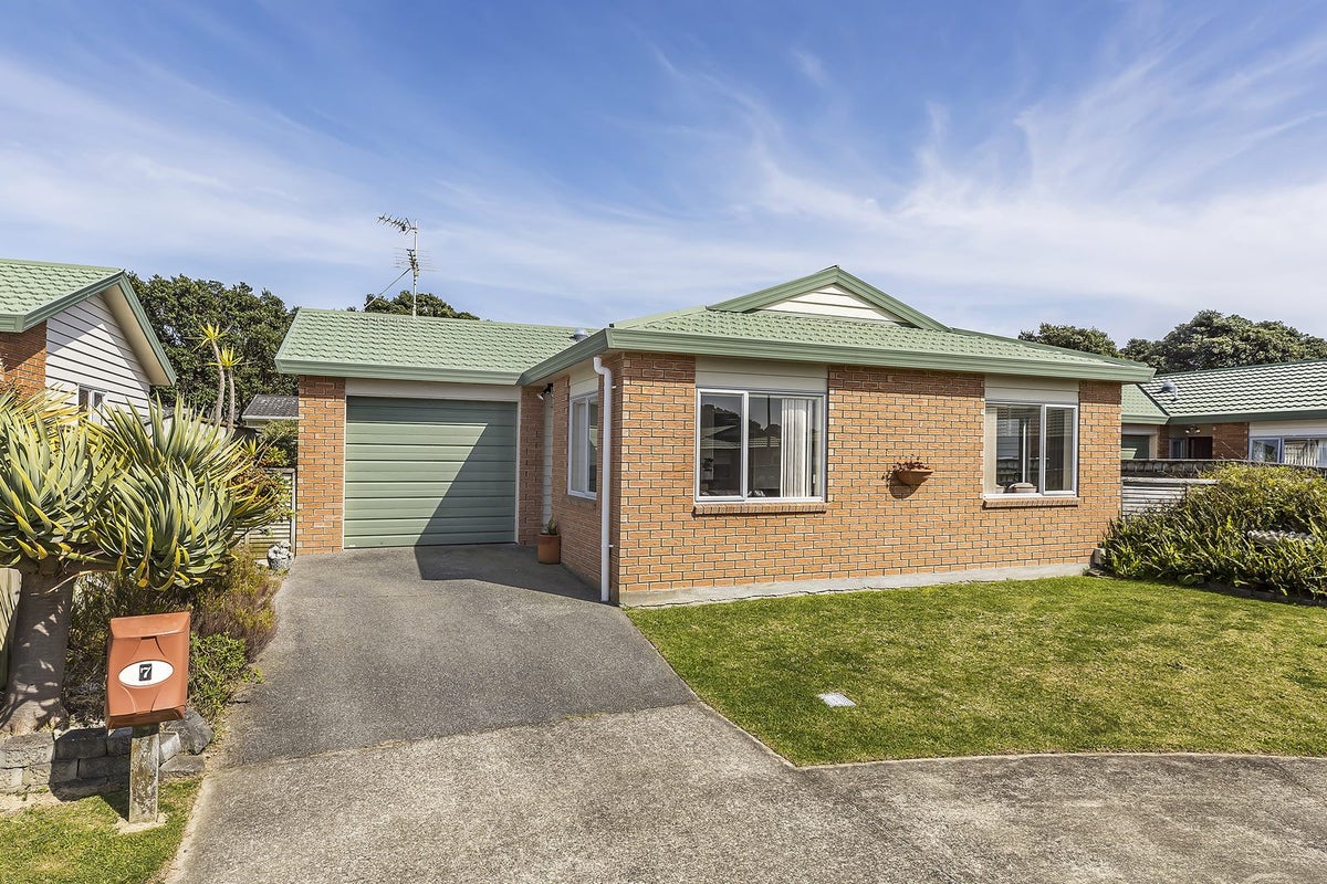 7 Pohutukawa Grove, Titahi Bay, Porirua - Carousel 1