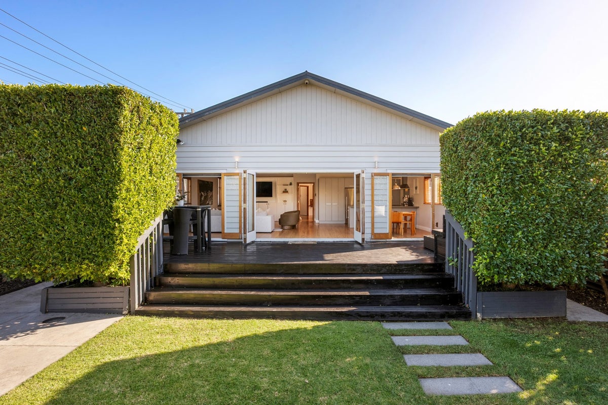 39 Renfrew Avenue, Sandringham, Auckland - Carousel 1