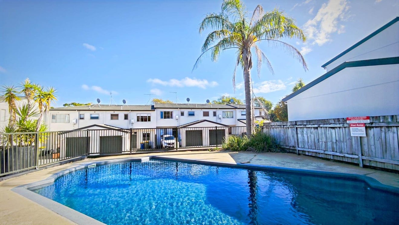 2/4 Nimstedt Avenue, Oteha, Auckland - Carousel 1