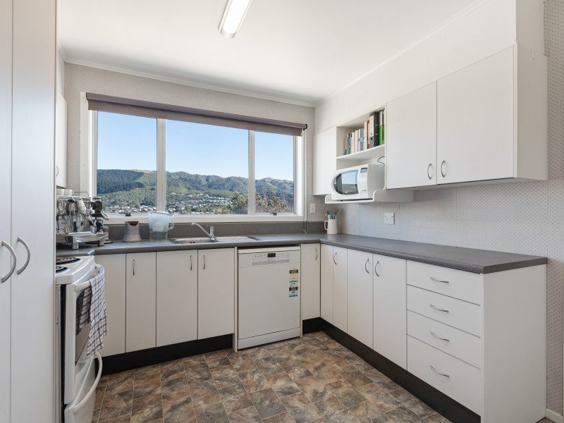 12 Lupin Terrace, Tawa, Wellington - Carousel 2