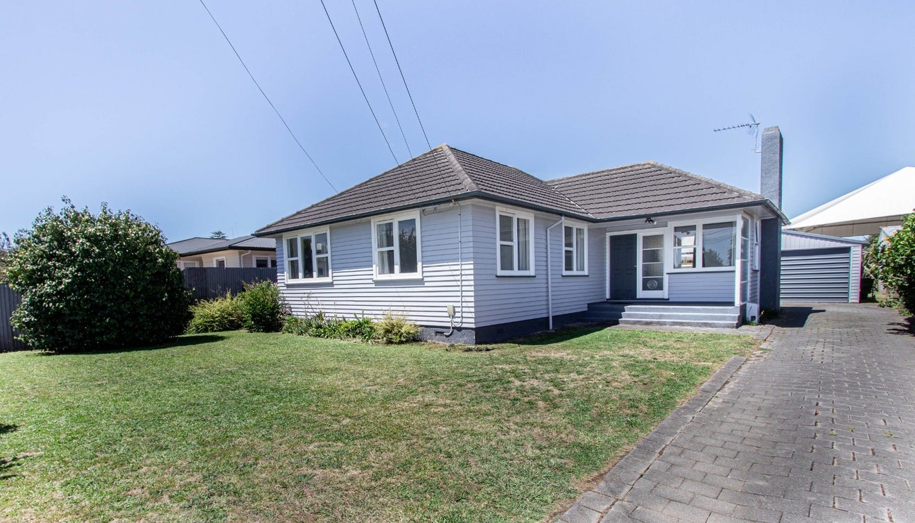 4 Barrie Crescent, Silverdale, Hamilton - Carousel 1