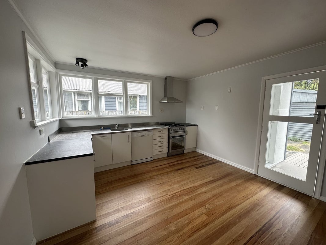 5 Yeats Crescent, Fairfield, Hamilton - Carousel 2