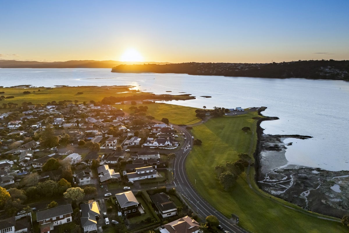77 Kiwi Esplanade, Mangere Bridge, Auckland - Carousel 2