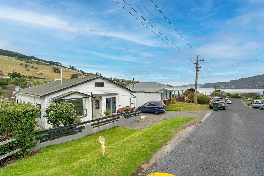 12 Dickson Street, Macandrew Bay, Dunedin - Carousel 1