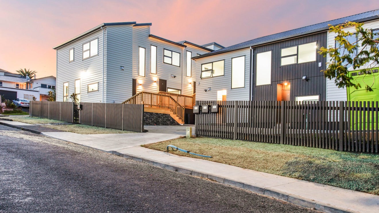 6/15 Locket Road, Glenfield, Auckland - Carousel 1