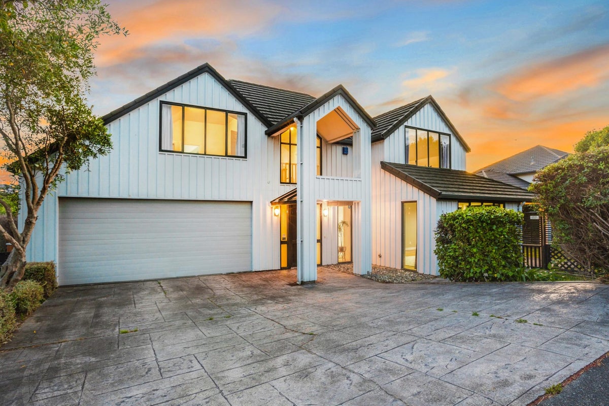 66 Joseph Banks Drive, Whitby, Porirua - Carousel 1