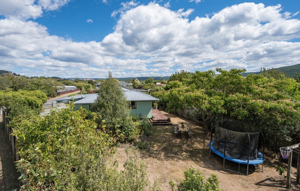 2 Franklyn Close, Wakefield - Carousel 2