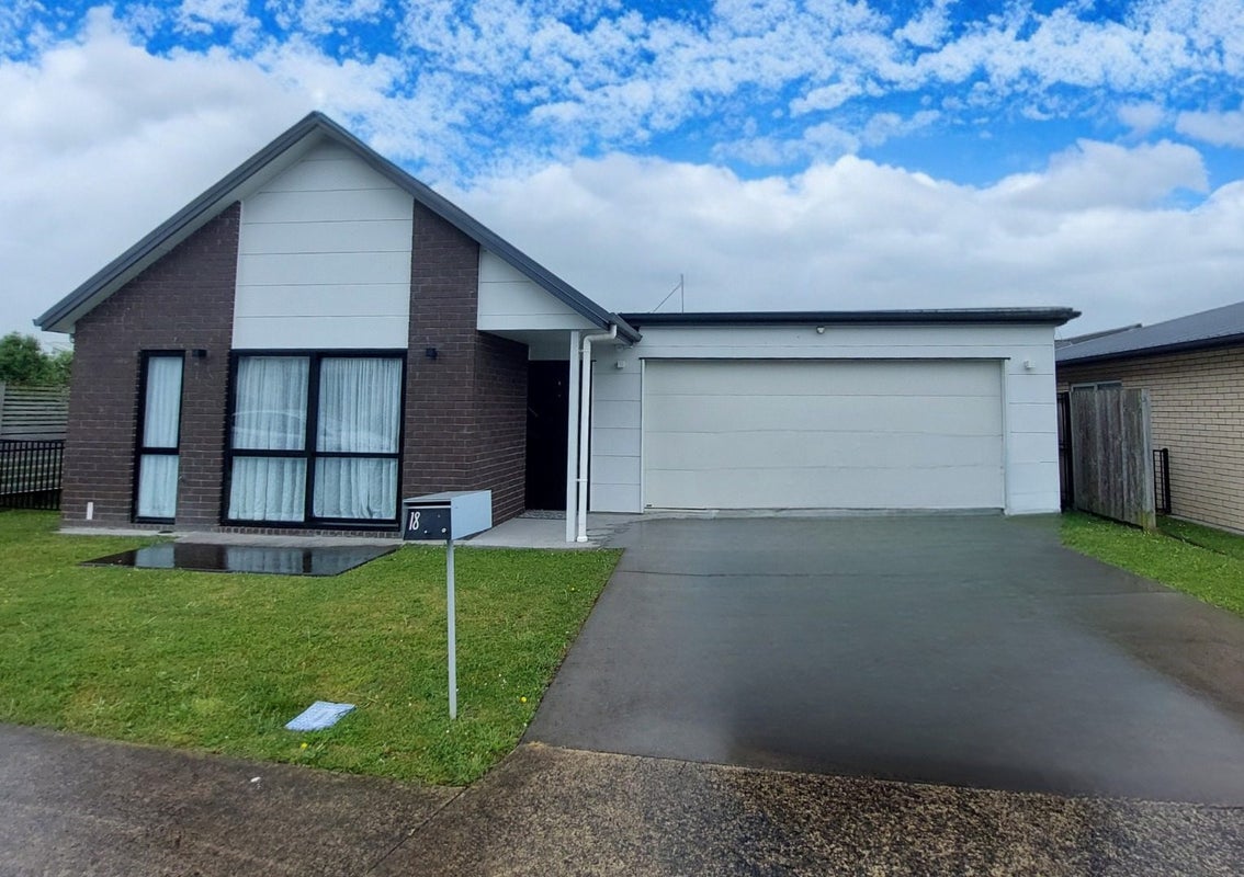 18 Ridgedale Crescent, Flagstaff, Hamilton - Carousel 2