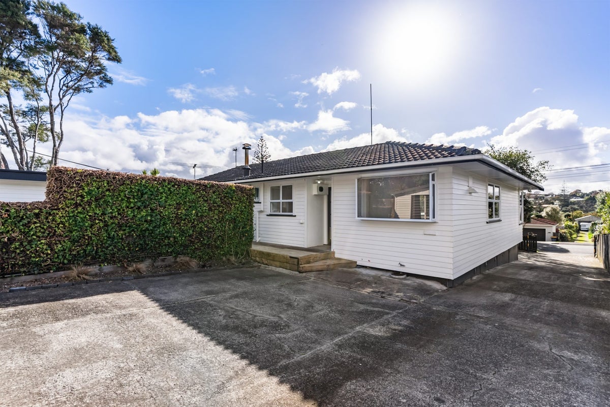 66 Cliff View Drive, Green Bay, Auckland - Carousel 23