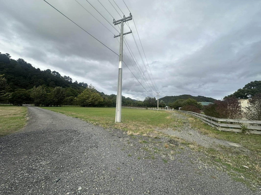 5B Twin Lakes Road, Te Marua, Upper Hutt - Carousel 10