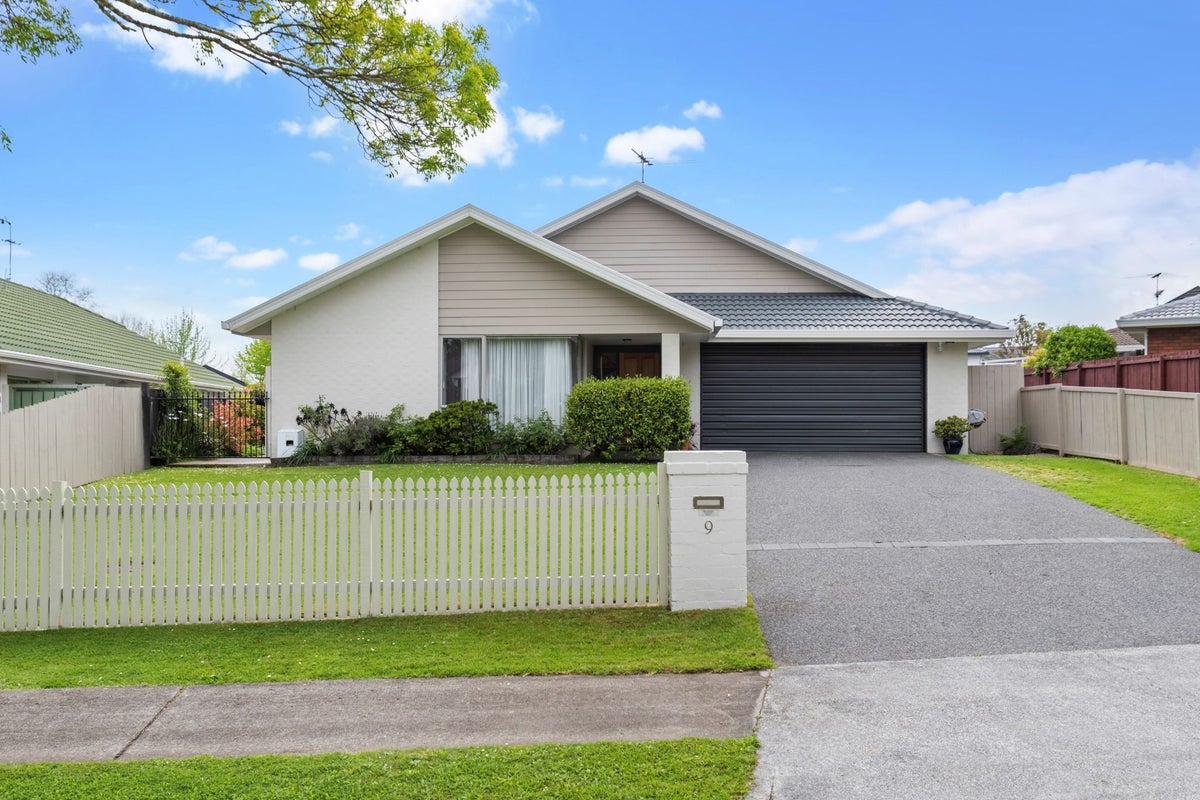 9 Solana Court, Botany Downs, Auckland - Carousel 1