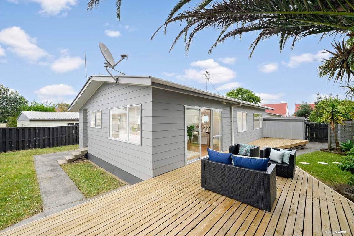 2/10 Glennandrew Drive, Half Moon Bay, Auckland - Carousel 2