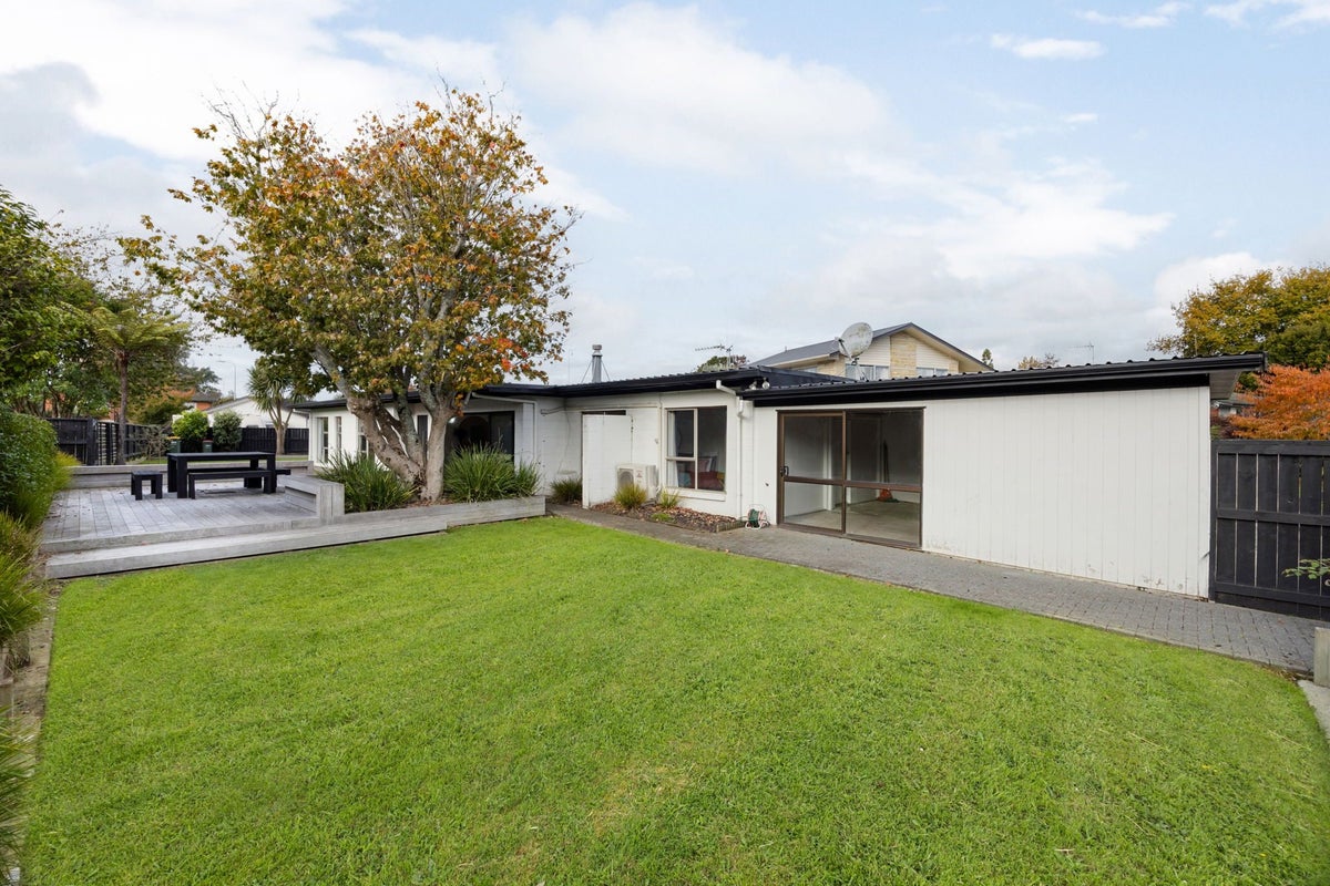 13 Sunnyhills Avenue, Glenview, Hamilton - Carousel 2