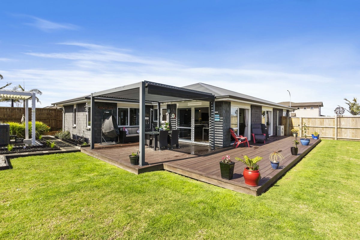 78 Seventh View Avenue, Beachlands, Auckland - Carousel 2