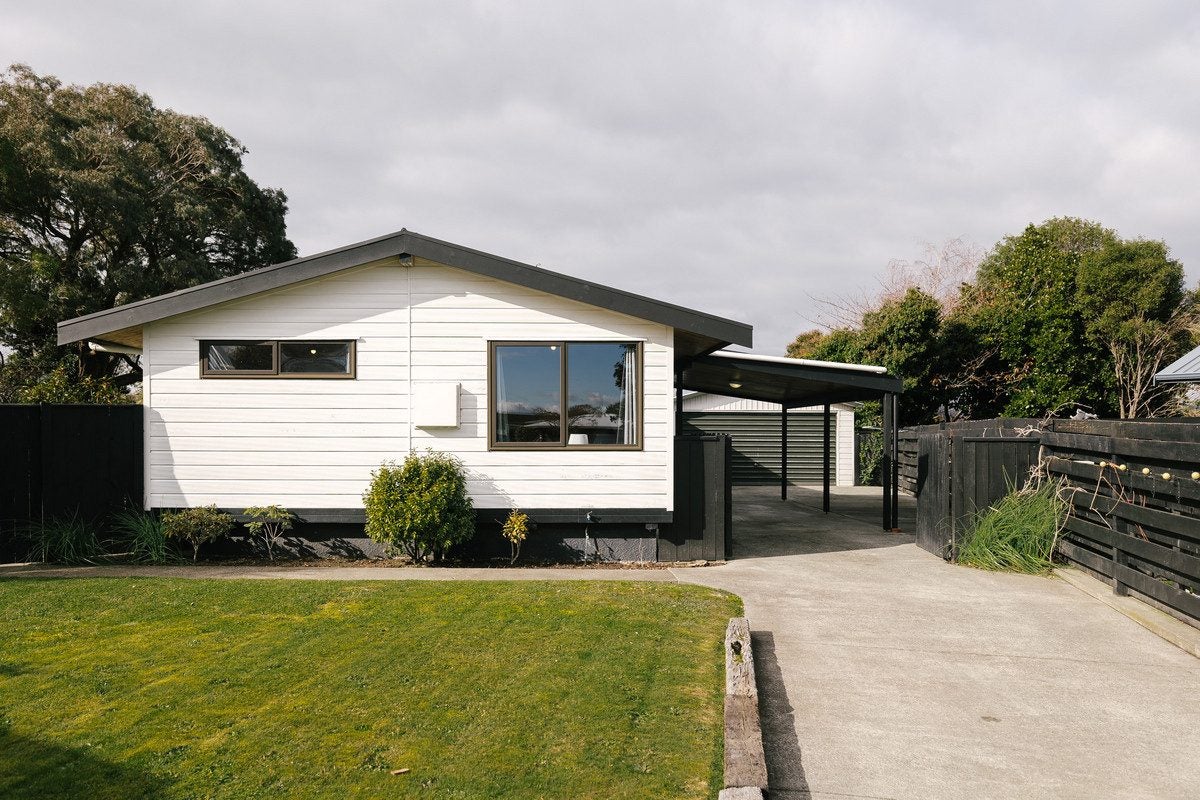 12 Suzanne Grove, Kelvin Grove, Palmerston North - Carousel 1