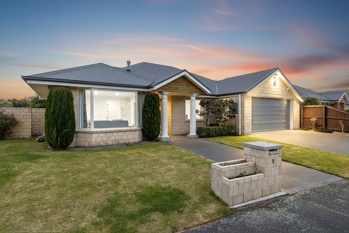 5 Harrys Way, Redwood, Christchurch - Carousel 1