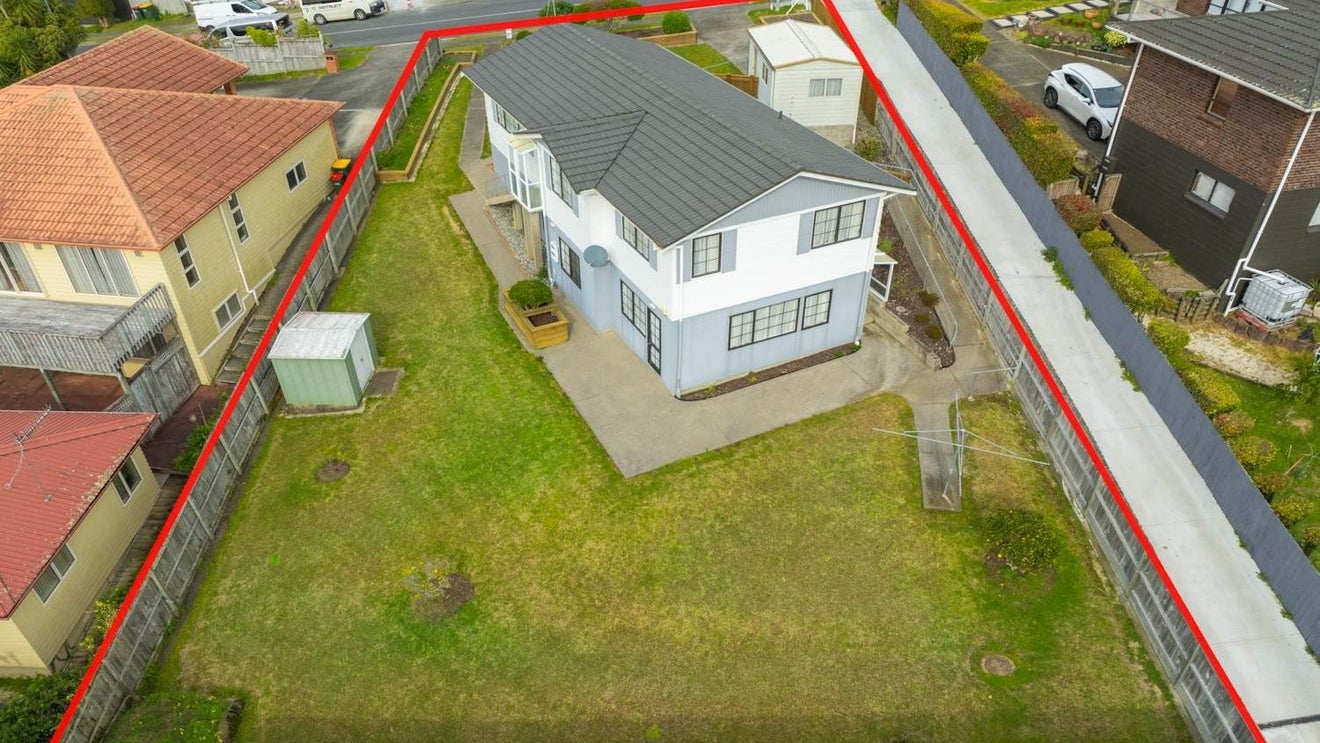 142 Oaktree Avenue, Browns Bay, Auckland - Carousel 1