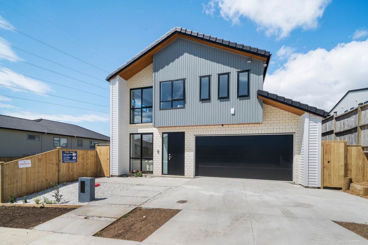 4 Ballyliffin Drive, Flat Bush, Auckland - Carousel 1