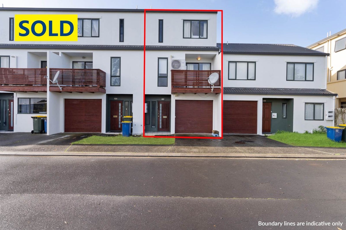 17/12 Ambrico Place, New Lynn, Auckland - Carousel 1