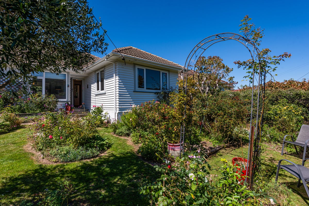 18 Coates Street, Tawa, Wellington - Carousel 21