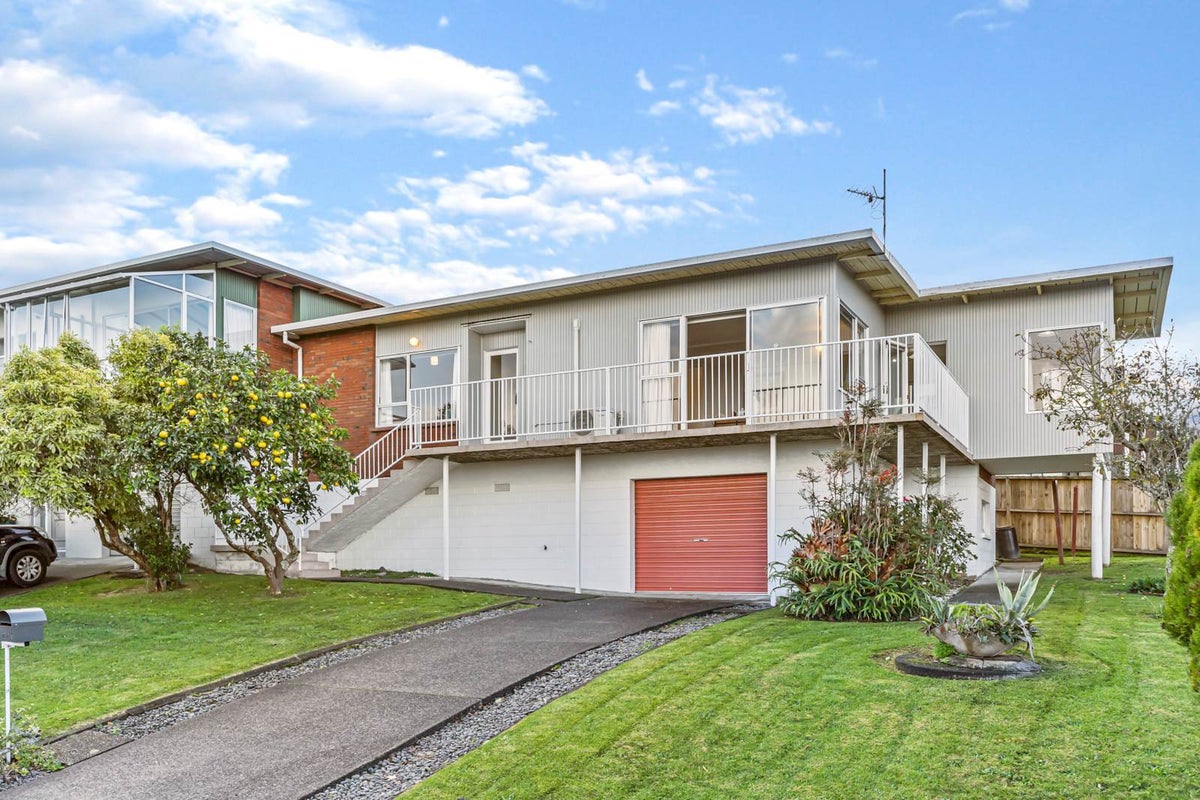 2/1 Kaihu Street, Northcote, Auckland - Carousel 1
