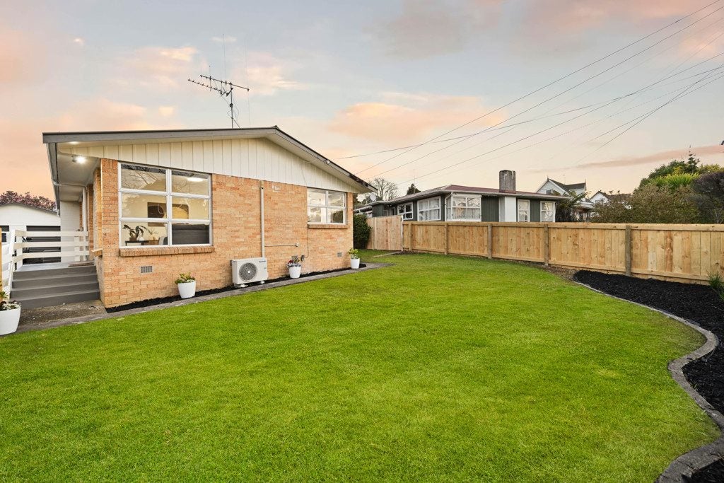 24A Lewis Street, Glenview, Hamilton - Carousel 2