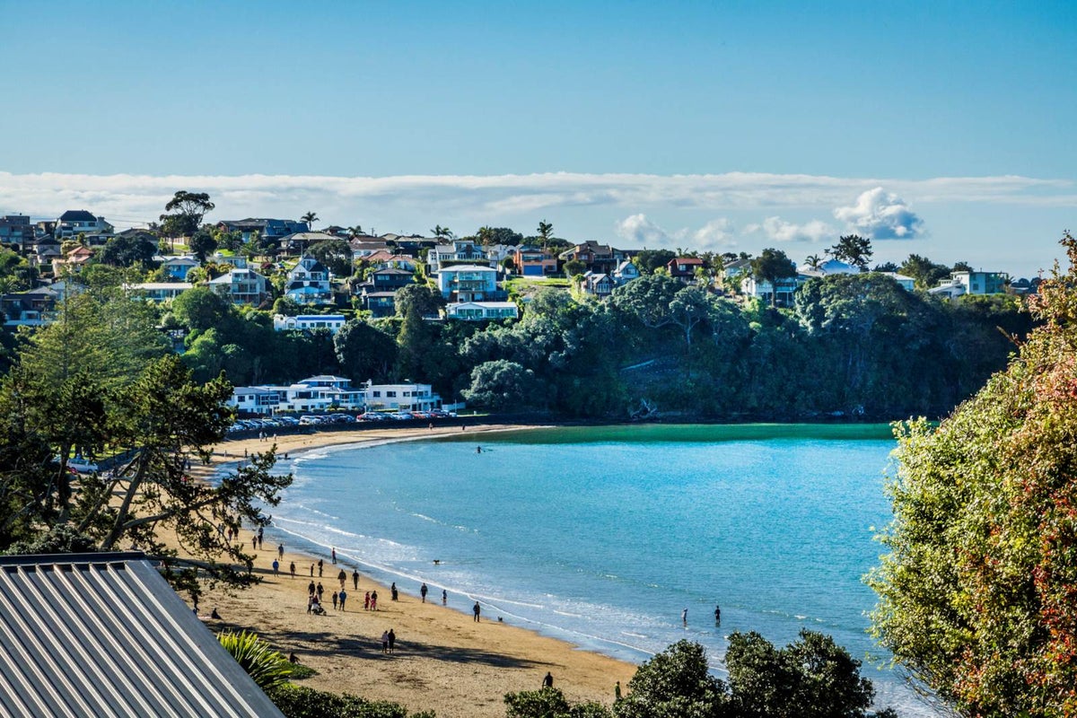 2/30 Beechwood Road, Rothesay Bay, Auckland - Carousel 1