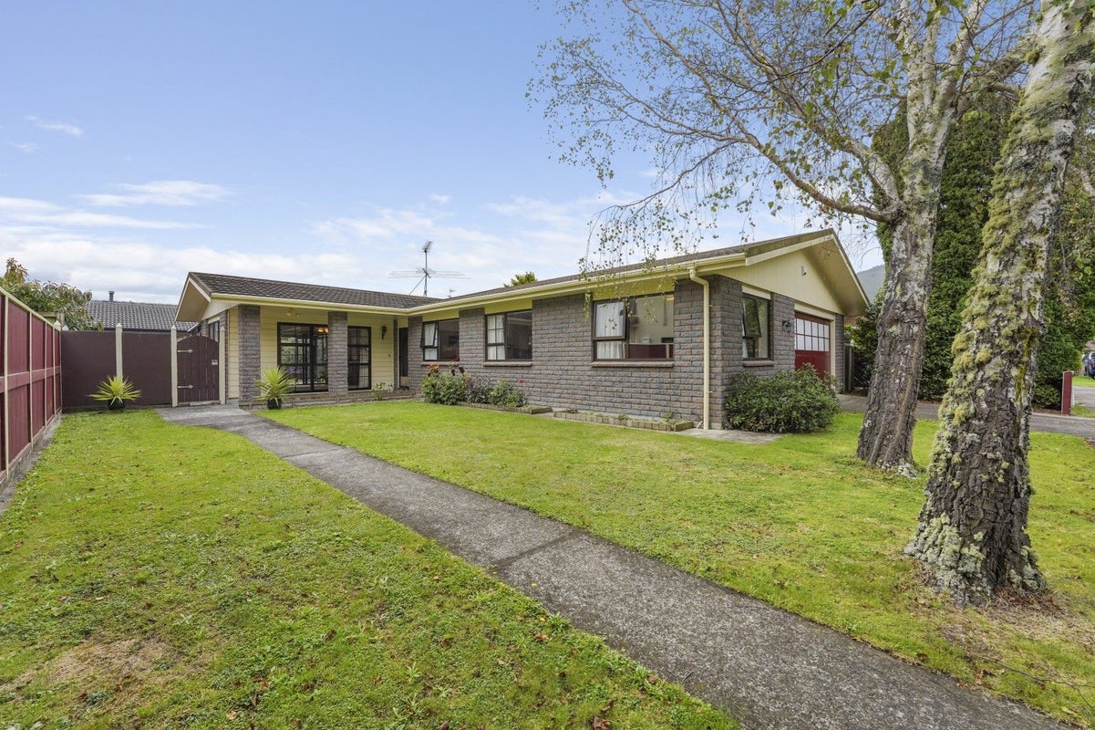 35 Waddington Drive, Naenae, Lower Hutt - Carousel 2