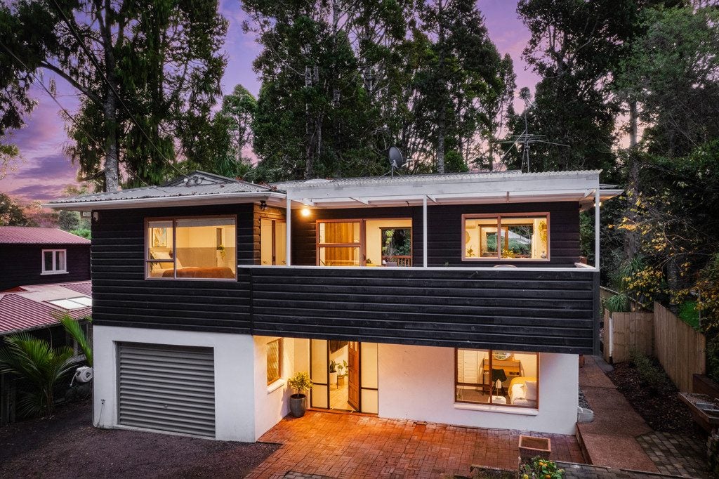 23 Tainui Road, Titirangi, Auckland - Carousel 1