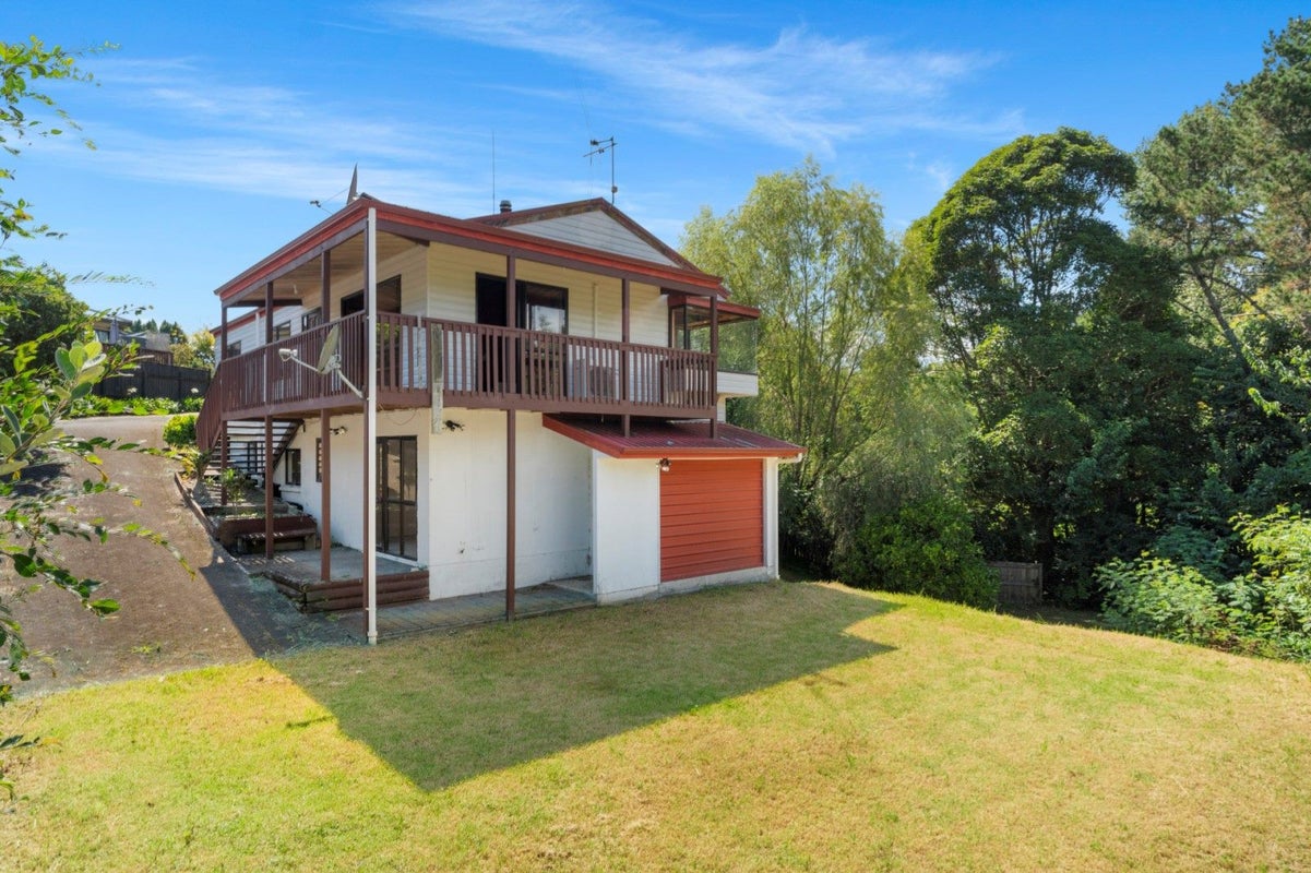 12 Fairmont Terrace, Otumoetai, Tauranga - Carousel 2