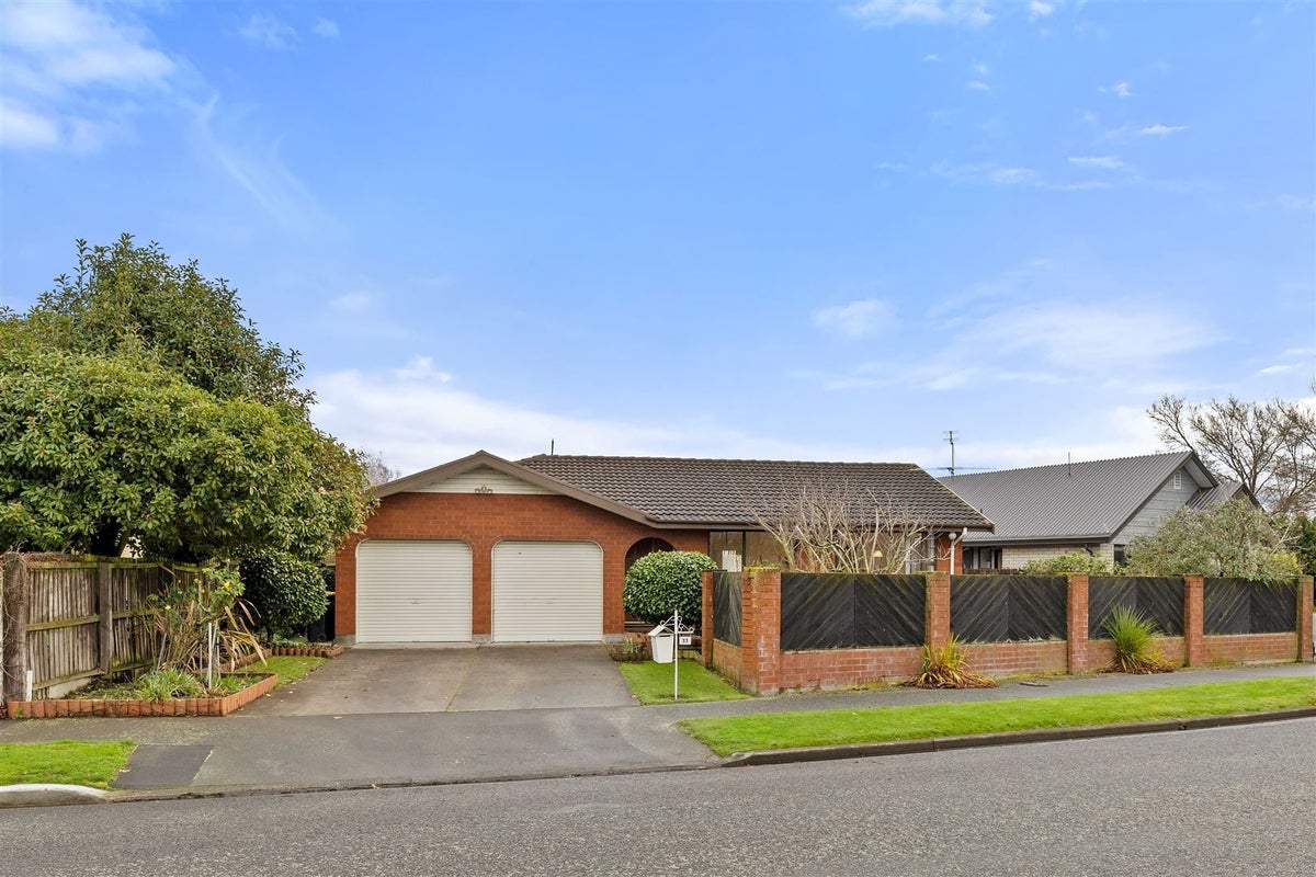 11 Karnak Crescent, Russley, Christchurch - Carousel 1