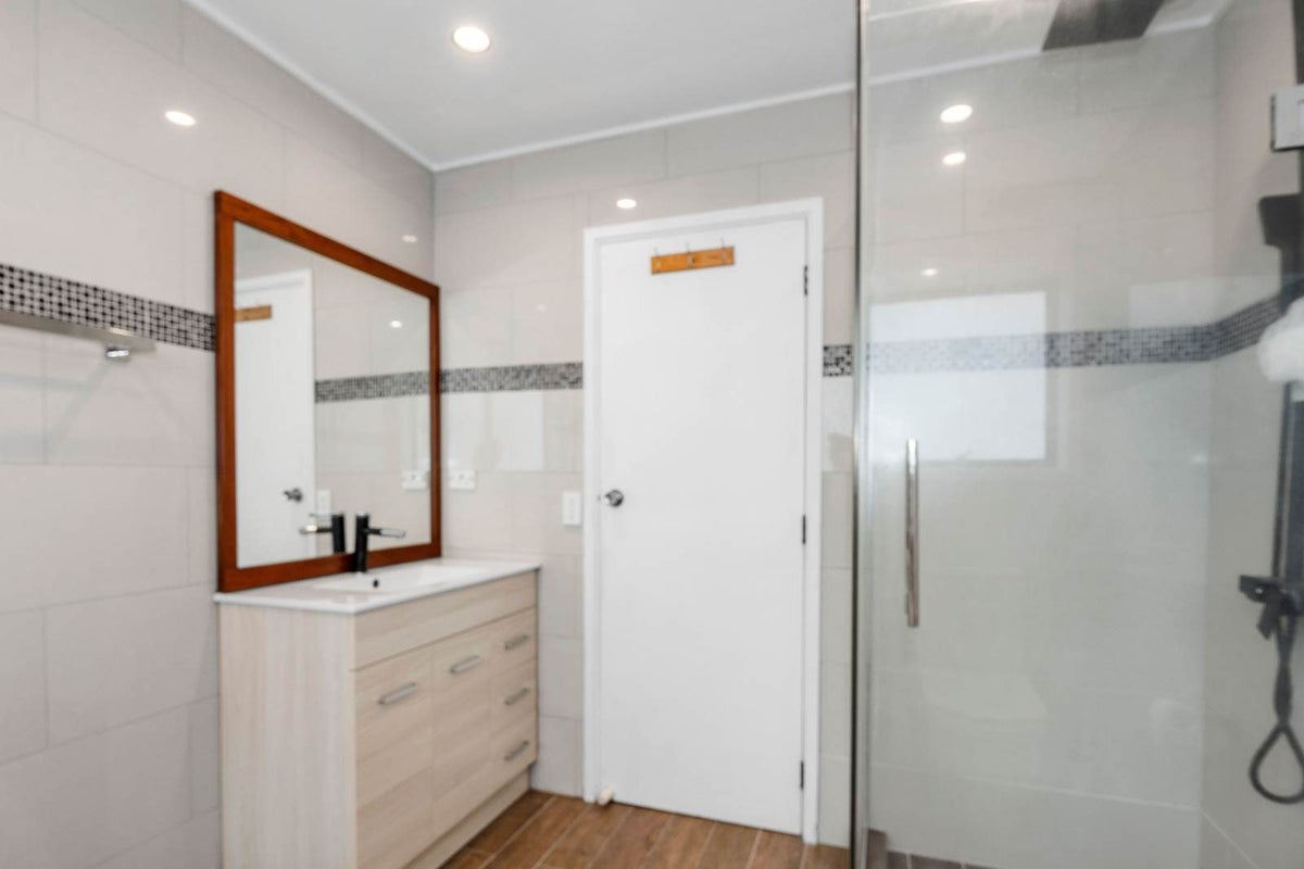 2/339 Pakuranga Road, Pakuranga Heights, Auckland - Carousel 21