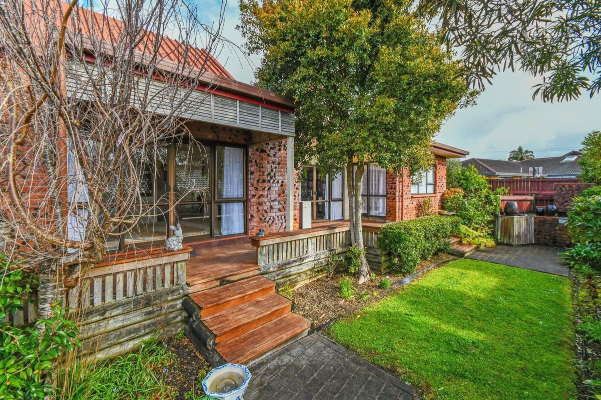 38 Rushgreen Avenue, Pahurehure, Papakura - Carousel 2