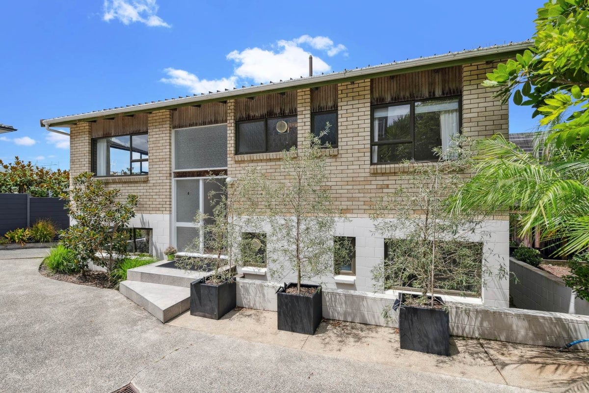 2/2 Marama Street, Castor Bay, Auckland - Carousel 1