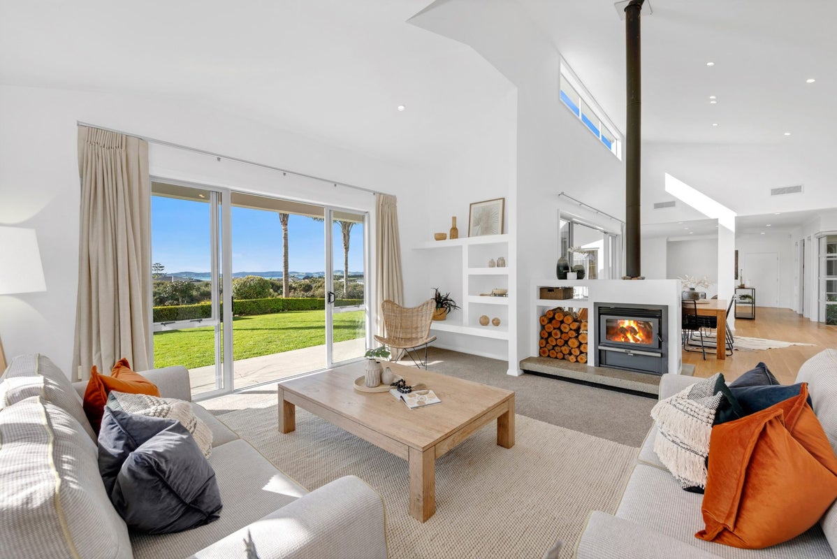 9 Intrepid Crescent, Beachlands, Auckland - Carousel 1