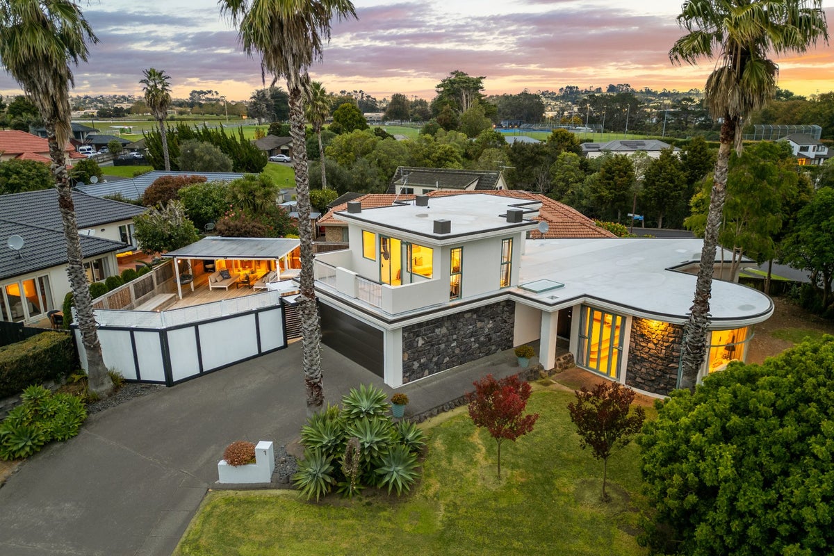1 Jade Court, Rosedale, Auckland - Carousel 1