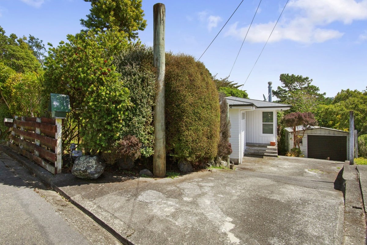 7 Christopher Way, Paparangi, Wellington - Carousel 2
