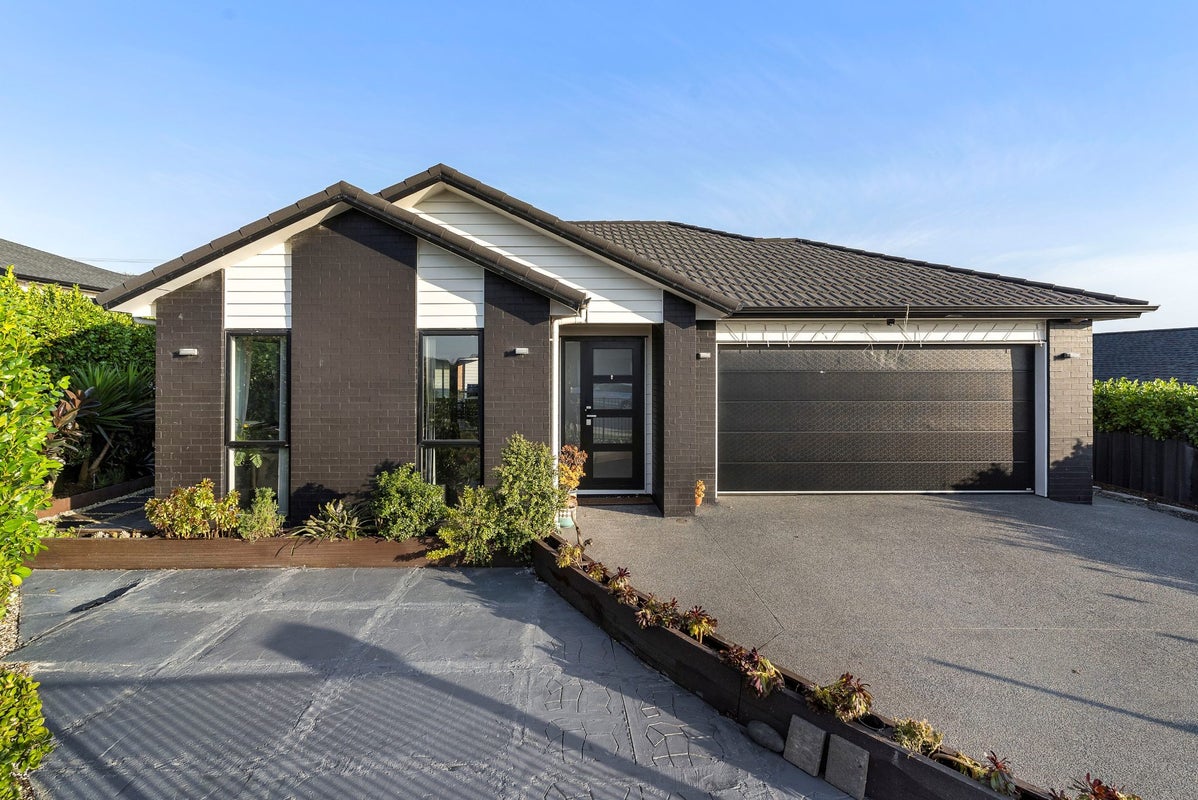 9 Te Aparangi Crescent, Ardmore, Papakura - Carousel 1