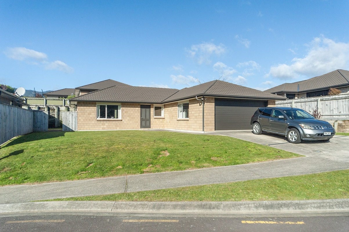 10 Greenstone Grove, Brown Owl, Upper Hutt - Carousel 2