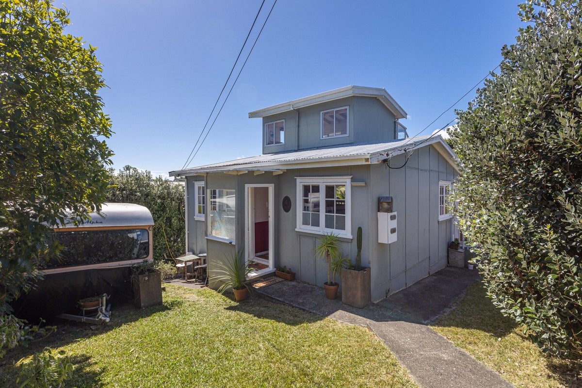 6 Wattle Road, Oneroa, Waiheke Island - Carousel 1