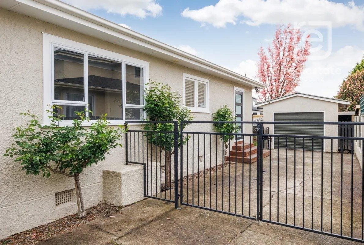 7 Stirling Crescent, Hokowhitu, Palmerston North - Carousel 1