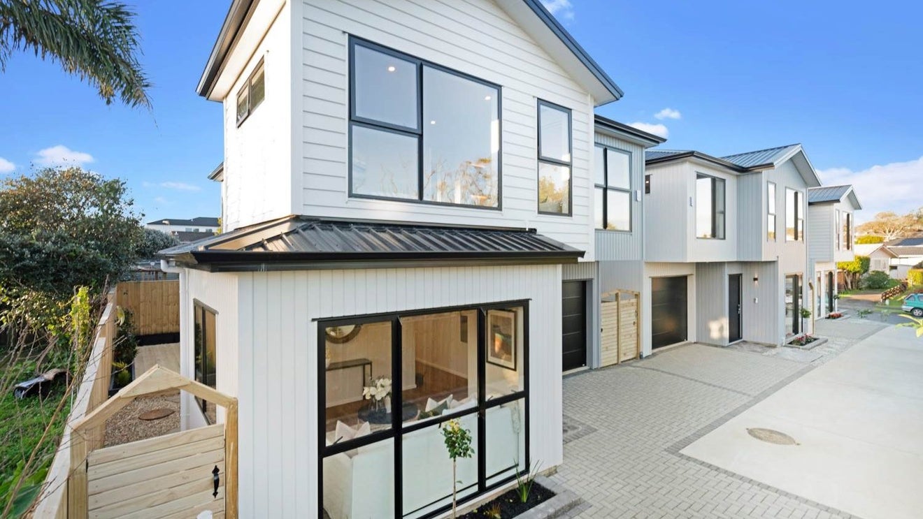 16C Vanbrugh Place, Bucklands Beach, Auckland - Carousel 1