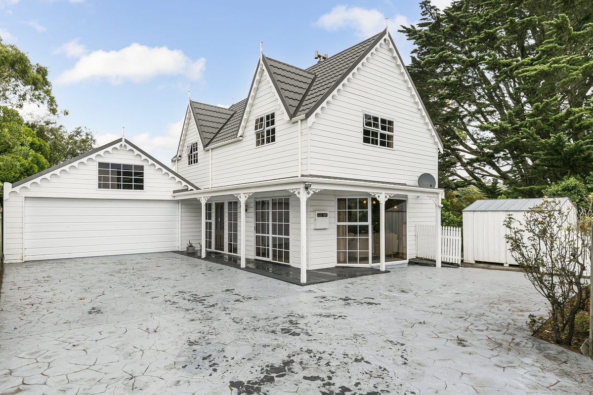 23 Ronald Woolf Place, Churton Park, Wellington - Carousel 1