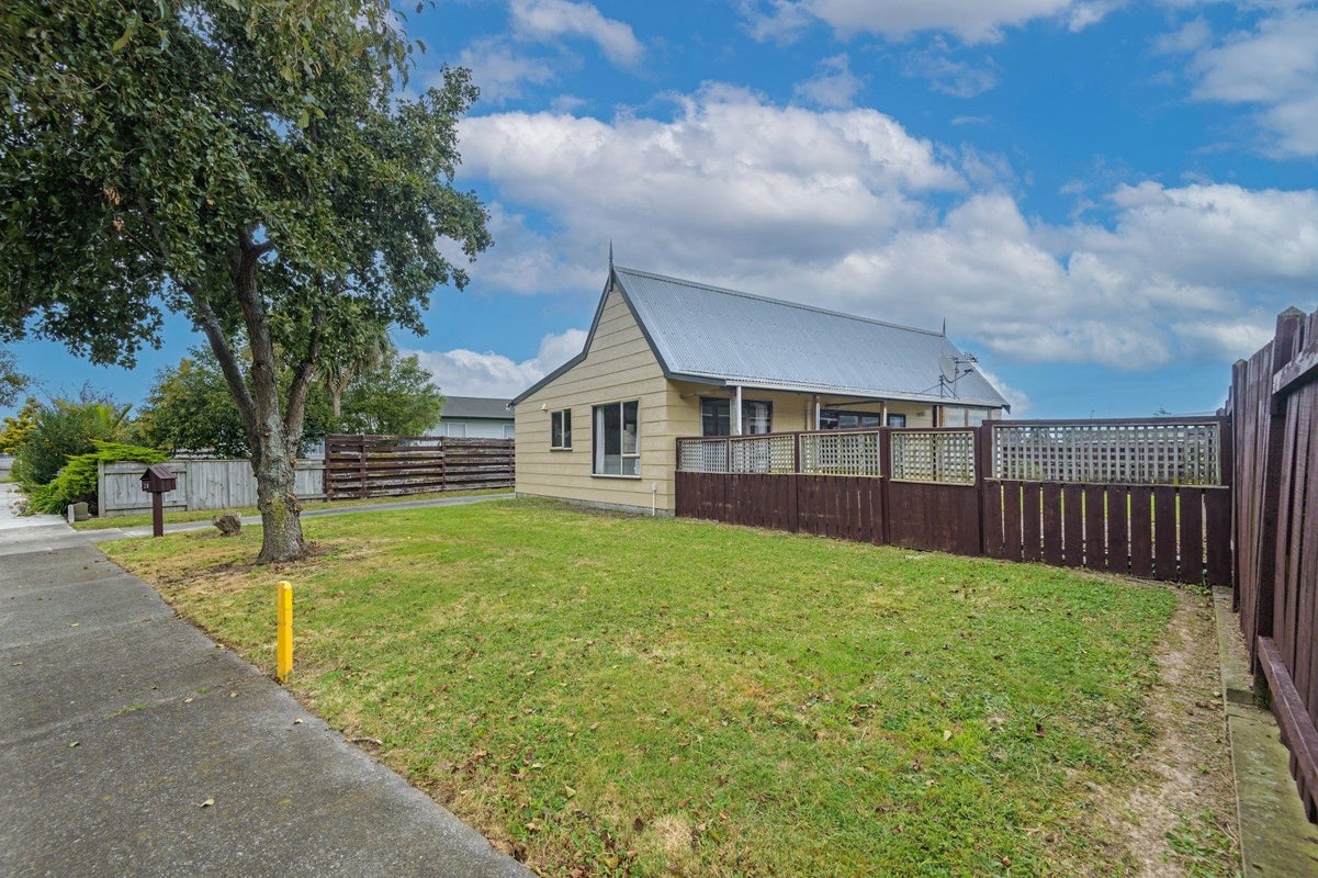 28 Suzanne Grove, Kelvin Grove, Palmerston North - Carousel 1