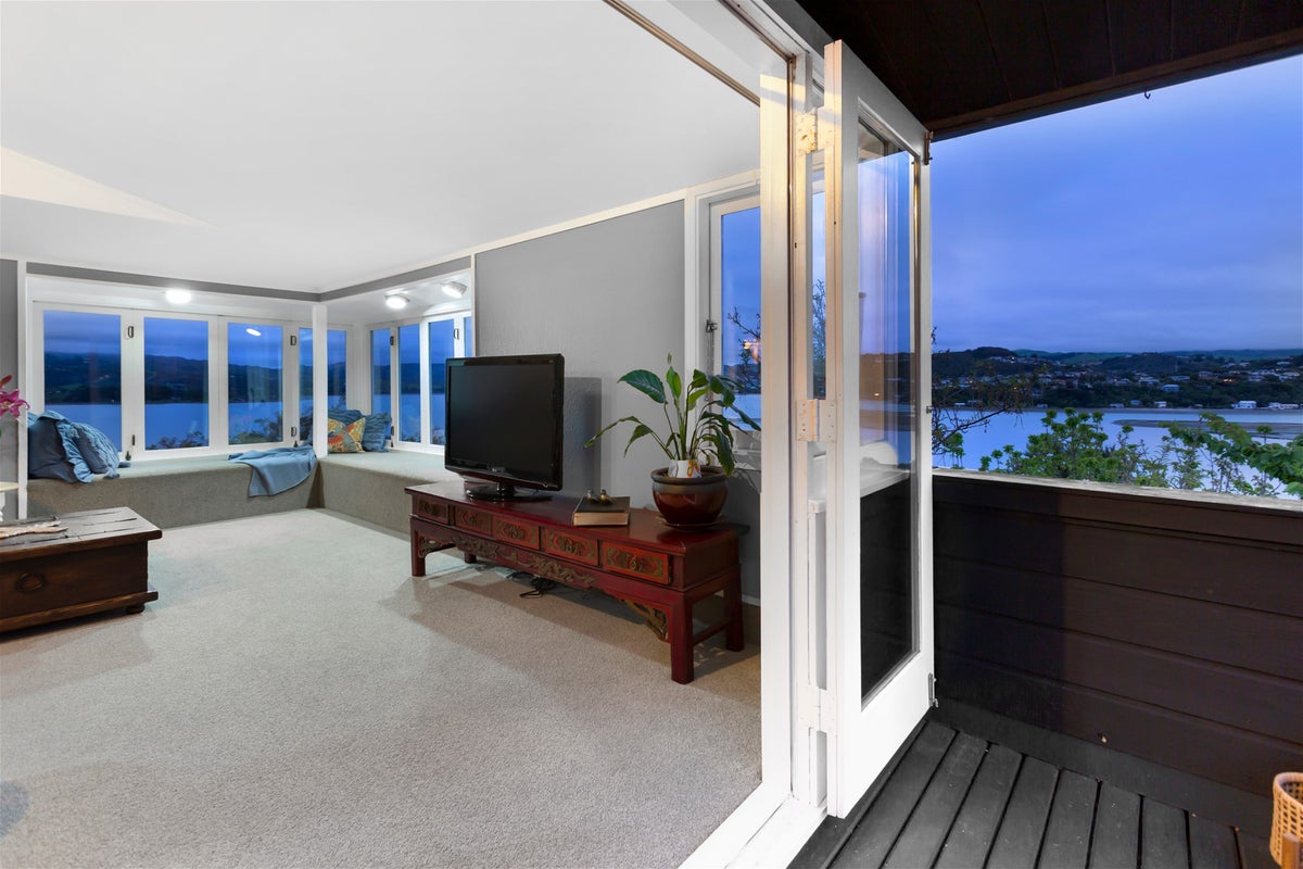 5/52 PENRYN DRIVE, Mana, Porirua - Carousel 2