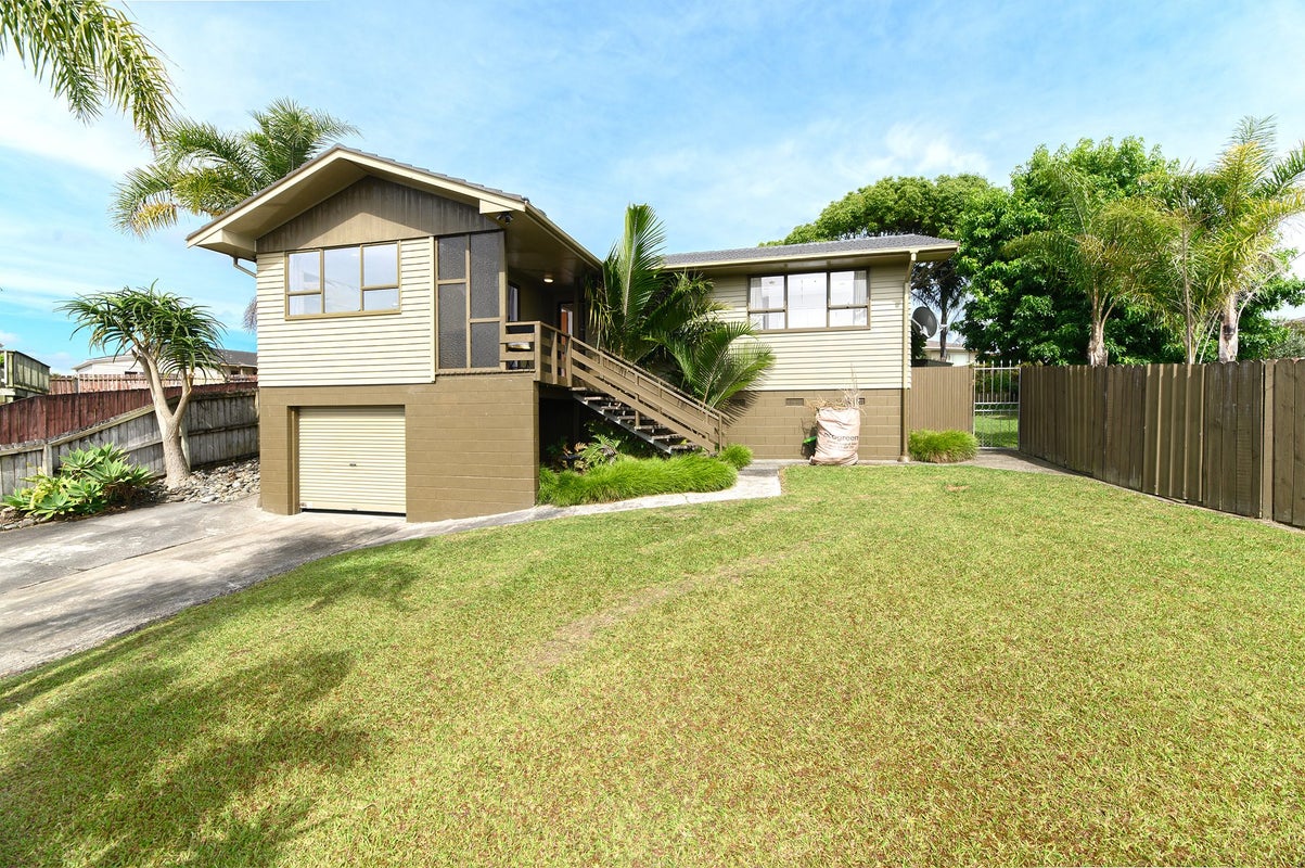 17 Foyle Place, Glendene, Auckland - Carousel 2