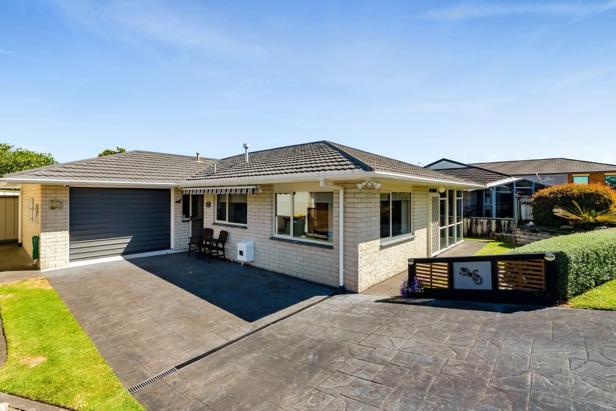 1/16 Sandel Rise, Merrilands, New Plymouth - Carousel 1