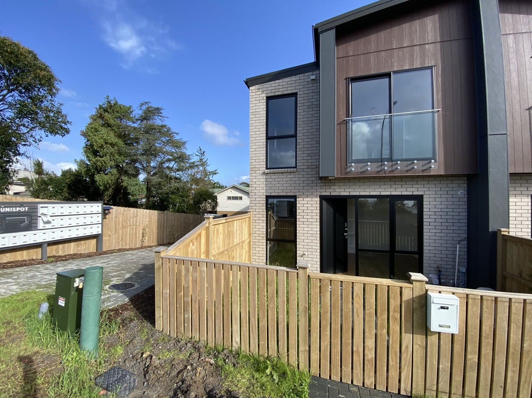 2/9 Schnapper Rock Road, Greenhithe, Auckland - Carousel 1