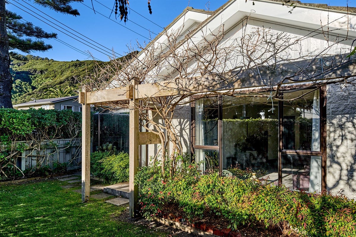 10 Nikau Street, Eastbourne, Lower Hutt - Carousel 1